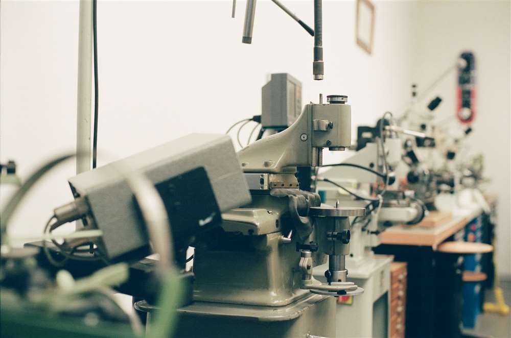 此處拍攝的制表設備與遠處的滑板甲板。