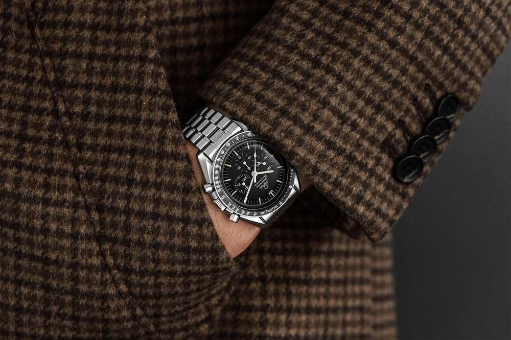 一位男士佩戴 1989 年歐米茄超霸專業(yè)版“20 周年”Ref.  145.0022.101