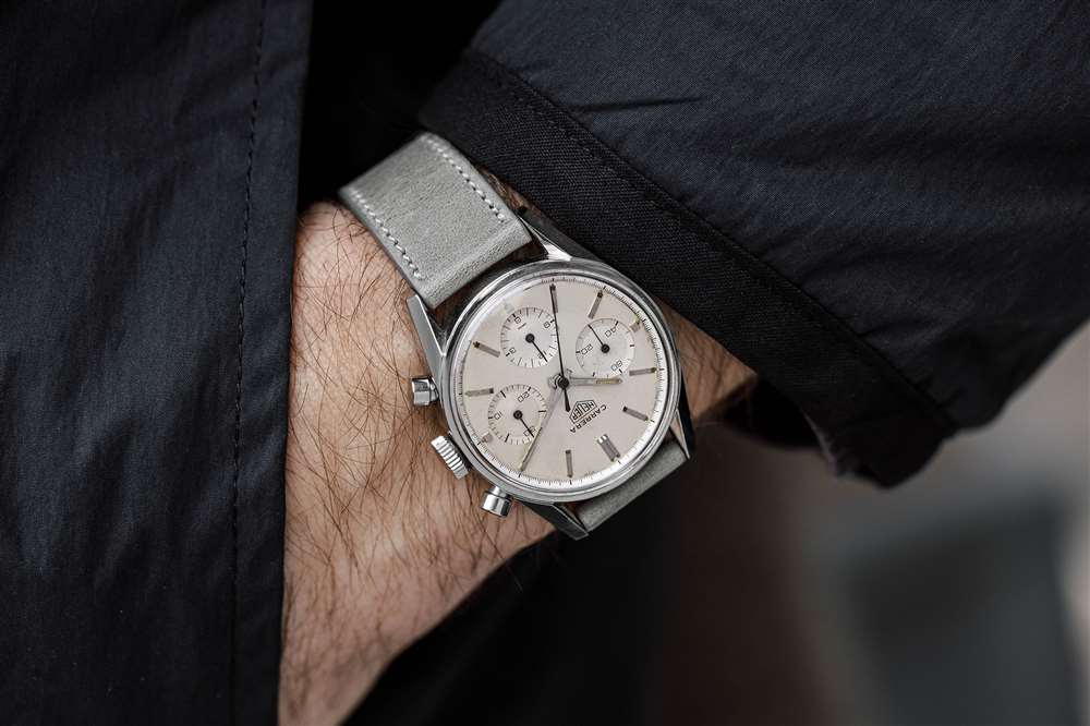 1960年代豪雅卡萊拉Ref.?2447S帶蛋殼表盤(pán)的“Early First Execution”通過(guò)豐富的福登