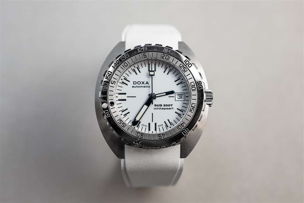 介紹厭倦了顏色？Doxa 的“Whitepearl”表盤現已為其整個核心系列提供