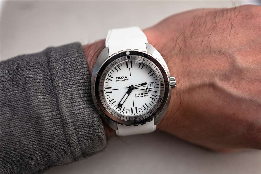 作者手腕上的 1500 噸白珍珠。