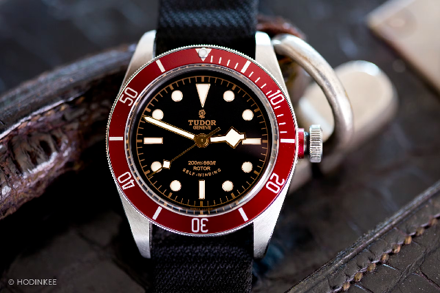 觀看發(fā)現(xiàn)堪薩斯松鷹隊主教練比爾自己在場邊佩戴帝舵碧灣酒紅色