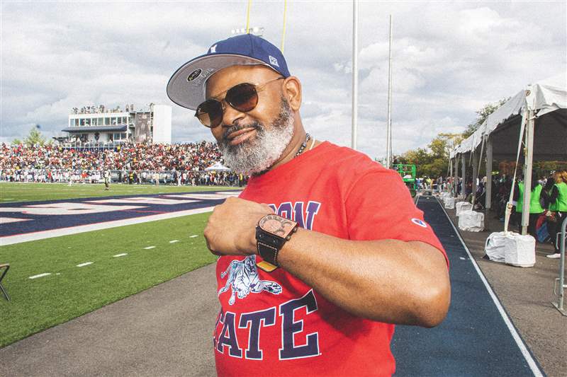 一件紅色襯衣的一個(gè)人顯示一塊大手表