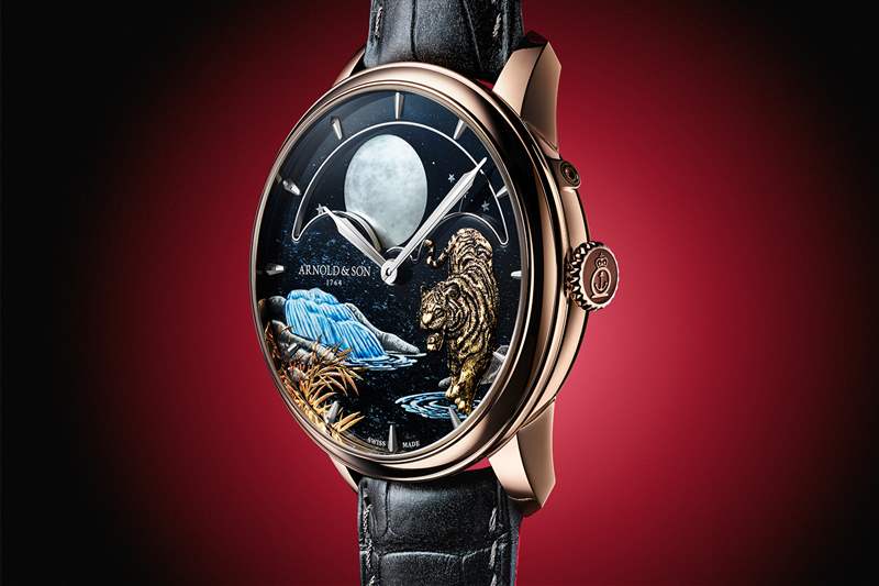3/4 側(cè)視圖，Arnold & Son 虎年月相恒動腕表