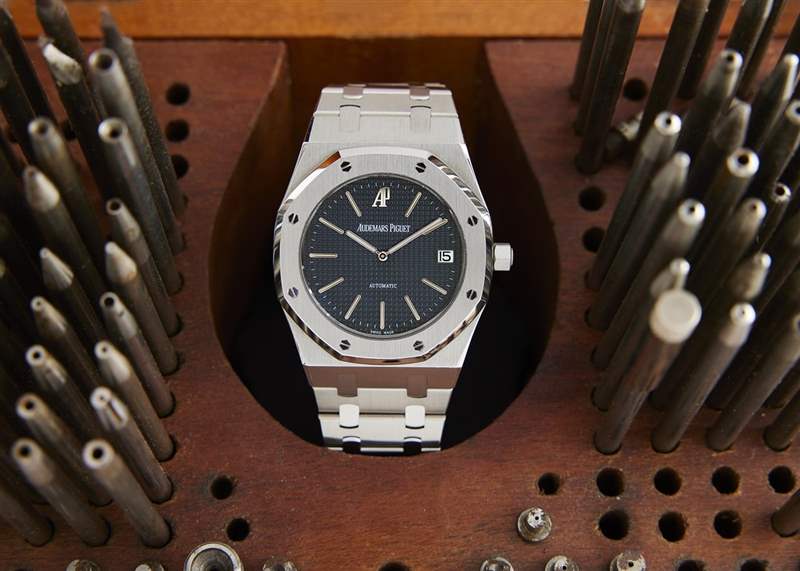 Audemars Piguet 皇家橡樹(shù)銀禧限量版 14802ST.OO.0944ST.01 豎立在一個(gè)裝滿小螺絲刀的抽屜里。