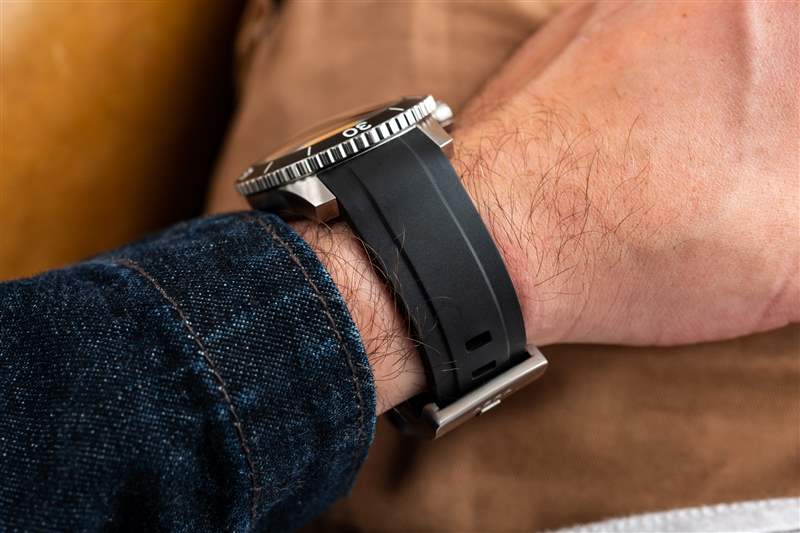 作者手腕上的 Aera D-1 側(cè)面圖。