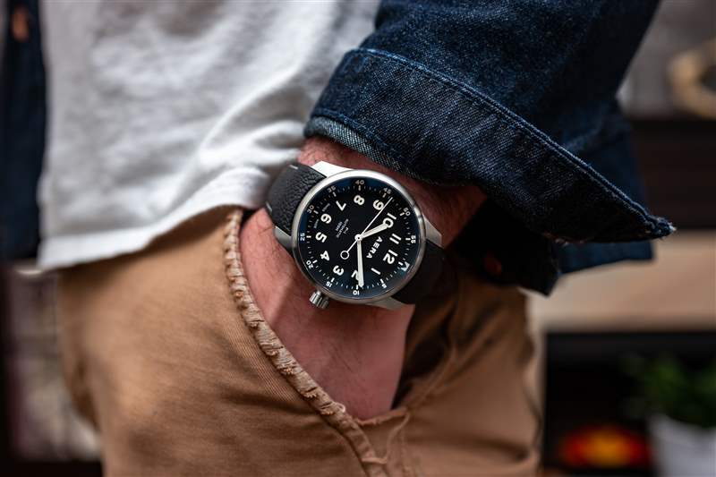 作者手腕上的 Aera P-1。