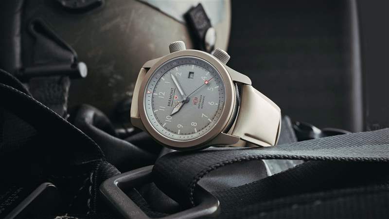 一輛 Bremont MBII Savanna In Titanium 傾斜在它的一側(cè)，周圍環(huán)繞著飛機(jī)設(shè)備。