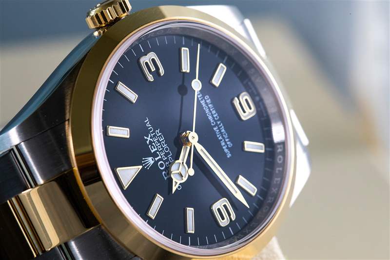 手腕上的一周雙音勞力士探險家參考。124273