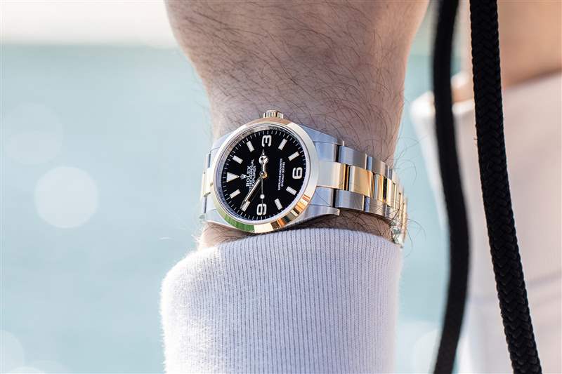 手腕上的一周雙音勞力士探險家參考。124273