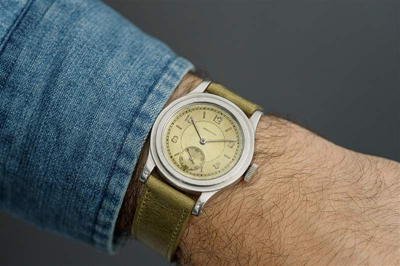 1941 年浪琴表“Tre Tacche”Ref。 3864 在一個男人手腕上的棕褐色皮革表帶上。