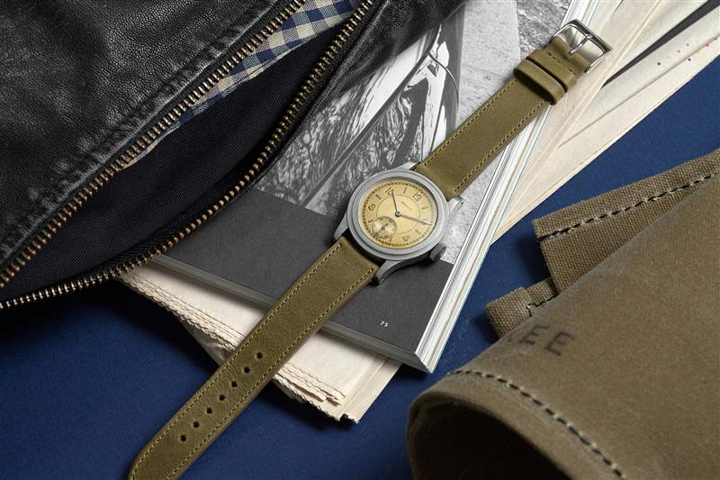 1941 年浪琴表“Tre Tacche”Ref. 的生活方式圖片。 3864 放在夾克和報紙旁邊。