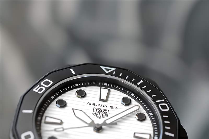 親身體驗(yàn)全新泰格豪雅夜間潛水系列是年度熱門單曲