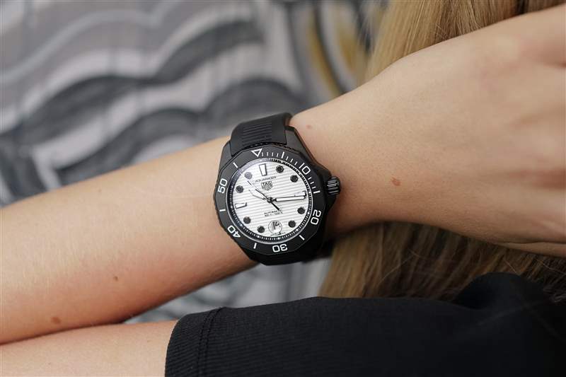 親身體驗(yàn)全新泰格豪雅夜間潛水系列是年度熱門單曲