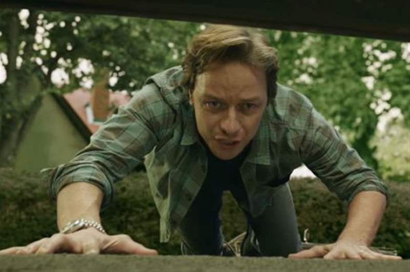 丹布羅（麥卡沃伊飾）俯視多年前彭尼懷德帶走他弟弟的同一條人行道下水道。 他的手放在人行道上，您可以在 It Chapter Two 中看到他的 Rolex Datejust。