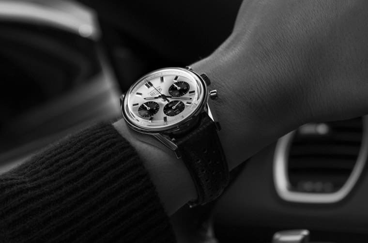 泰格豪雅經(jīng)典賽車(chē)表Carrera 60周年復(fù)刻表以傳奇熊貓面型號(hào)2447 SN為靈感