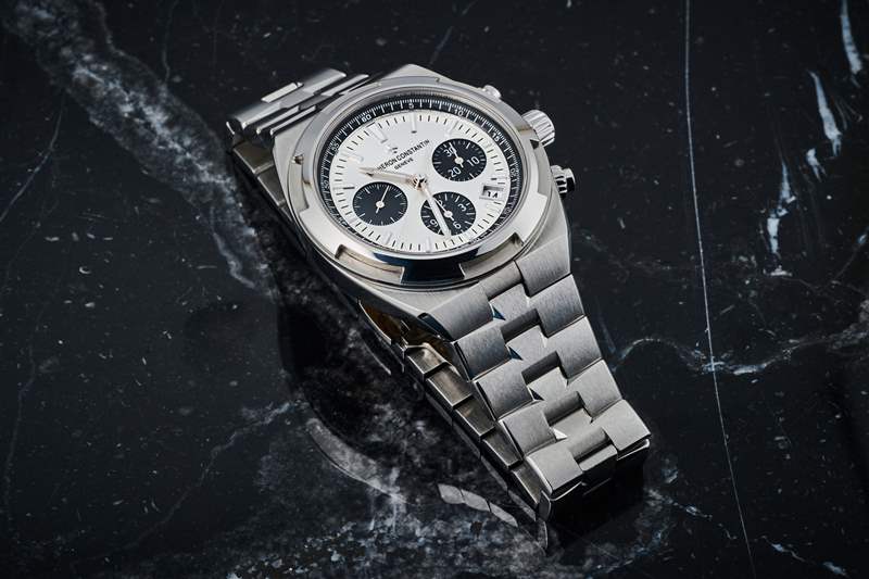 放在桌子上的江詩丹頓縱橫四海計時碼表