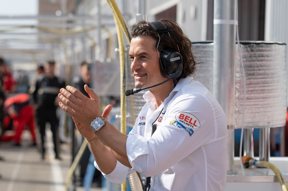 奧蘭多布魯在熱門強片《GT:跨界玩家》中戴了一款超經典方形賽車表